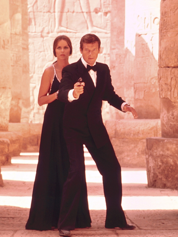 15 bộ cánh đáng nhớ của các mỹ nhân sánh vai cùng James Bond
