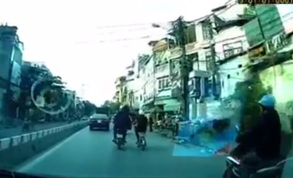 Thiếu nữ đi xe đạp điện bị giật dây chuyền trên phố ở Hà Nội