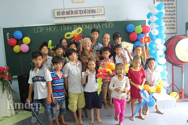 Cụ bà 80 tuổi nặng lòng với lớp học miễn phí cho trẻ em nghèo