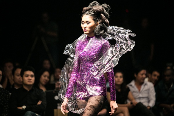 Hồng Xuân, Hương Giang gây ấn tượng với tóc lạ trên sàn catwalk
