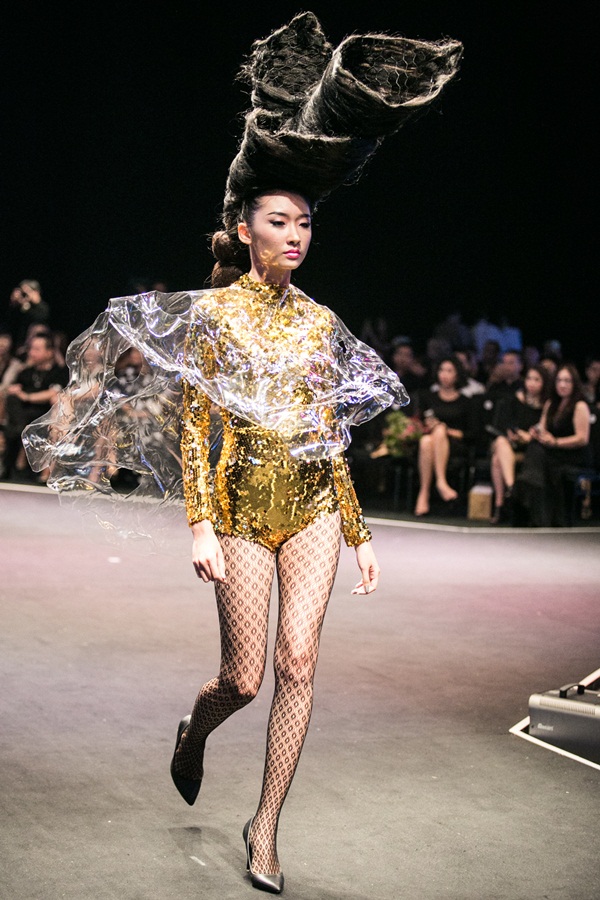 Hồng Xuân, Hương Giang gây ấn tượng với tóc lạ trên sàn catwalk
