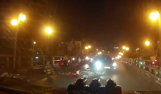 Vụ tai nạn ở cầu vượt Thái Hà - Chùa Bộc: Tài xế taxi đang nguy kịch