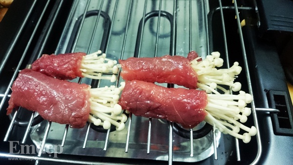 Thịt bò cuộn nấm kim châm