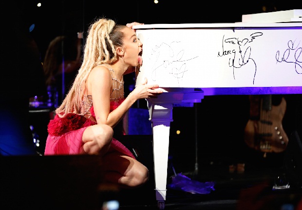 Choáng váng với màn liếm đàn trên sân khấu của Miley Cyrus