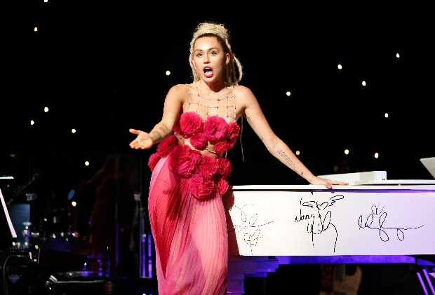 Choáng váng với màn liếm đàn trên sân khấu của Miley Cyrus