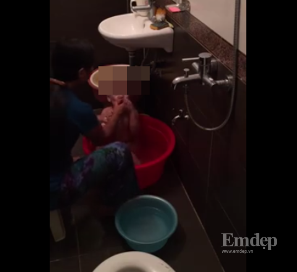 Phẫn nộ người giúp việc bóp miệng khi tắm cho trẻ