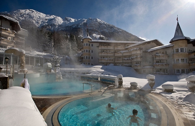 Những bể bơi mùa đông “tuyệt vời ông mặt trời” trên thế giới