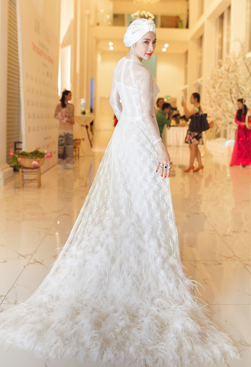 Đầm trắng tinh khôi của dàn mỹ nhân Việt