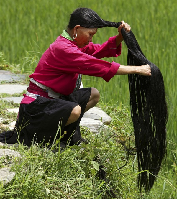 Bí quyết dưỡng “suối tóc” dài siêu mượt của người Dao đỏ (Trung Quốc)