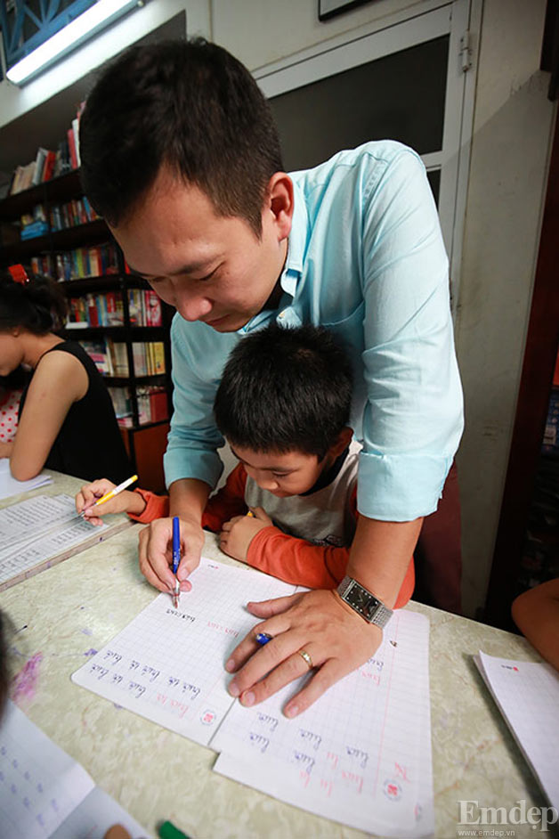 Trải lòng của thầy giáo 15 năm luyện viết chữ đẹp giữa phố cổ Hà Nội
