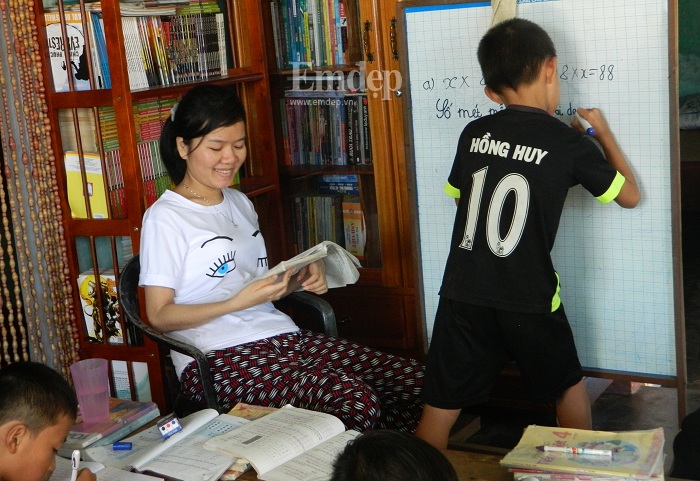 Cô giáo đặc biệt của cô giáo bại liệt ở làng bão Chachu