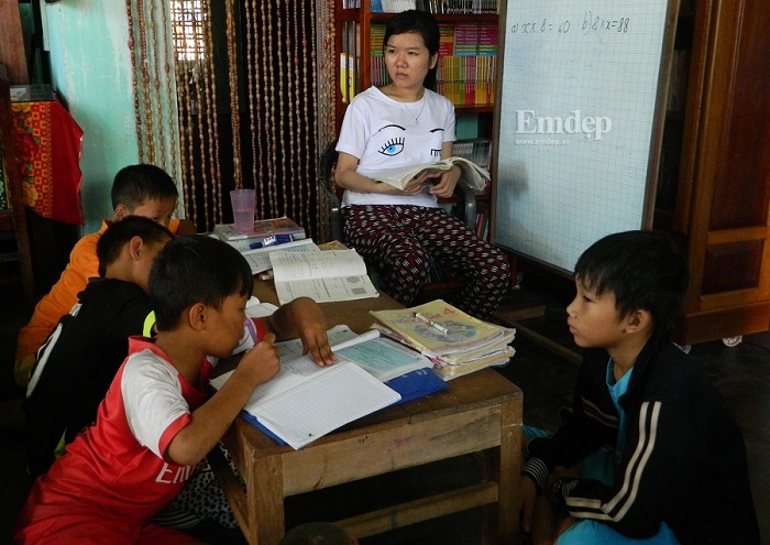 Cô giáo đặc biệt của cô giáo bại liệt ở làng bão Chachu