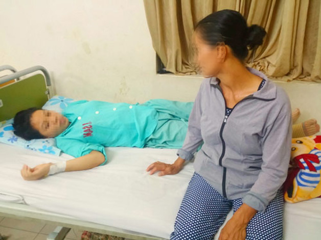Tin hot tuần qua: Phụ huynh đánh 3 học sinh nhập viện bằng dùi cui