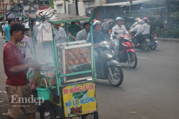 Nướng thịt xả khói ra đường, ảnh hưởng đến người tham gia giao thông