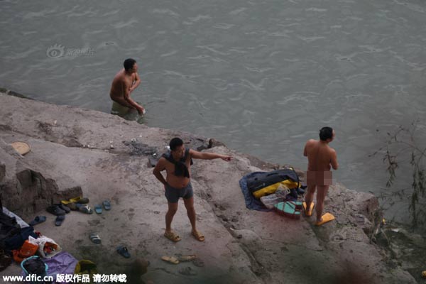 Dân Trung Quốc đổ xô khỏa thân tắm sông giữa trời lạnh