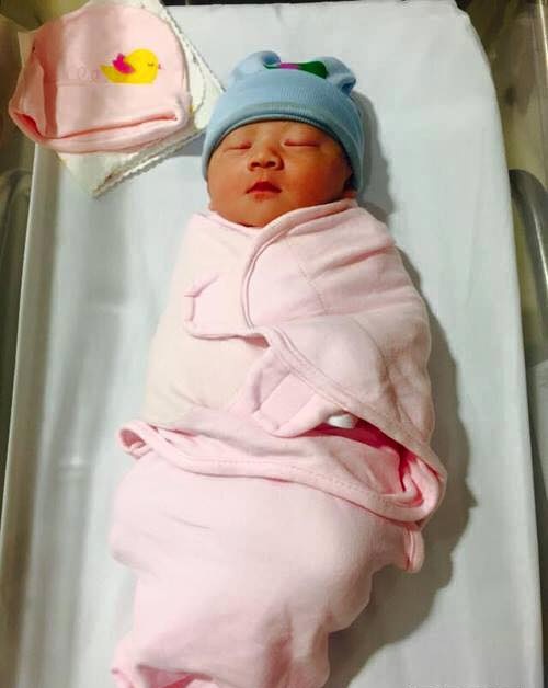 Trang Trần tự hào khoe con gái vừa sinh 3,5kg trên Facebook