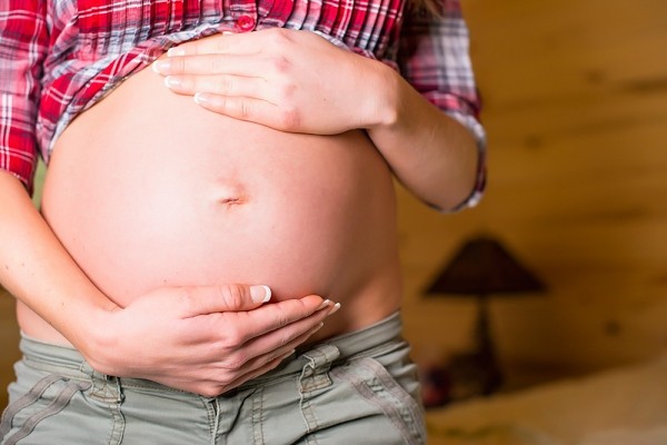 Mẹ bầu bị ngã có làm tổn thương thai nhi?