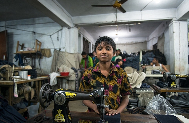 Cận cảnh cuộc sống khổ cực của trẻ em làm việc trong các xưởng may tại Bangladesh