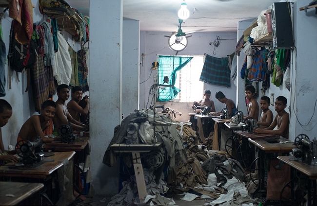 Cận cảnh cuộc sống khổ cực của trẻ em làm việc trong các xưởng may tại Bangladesh
