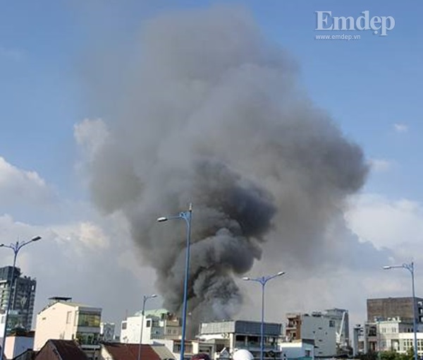 Cháy lớn ở khu chợ Gà tại Tp.HCM khiến nhiều người tháo chạy