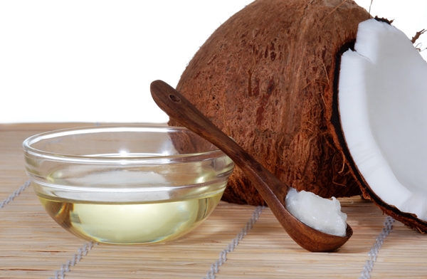 Làm trắng răng với phương pháp súc miệng bằng dầu dừa