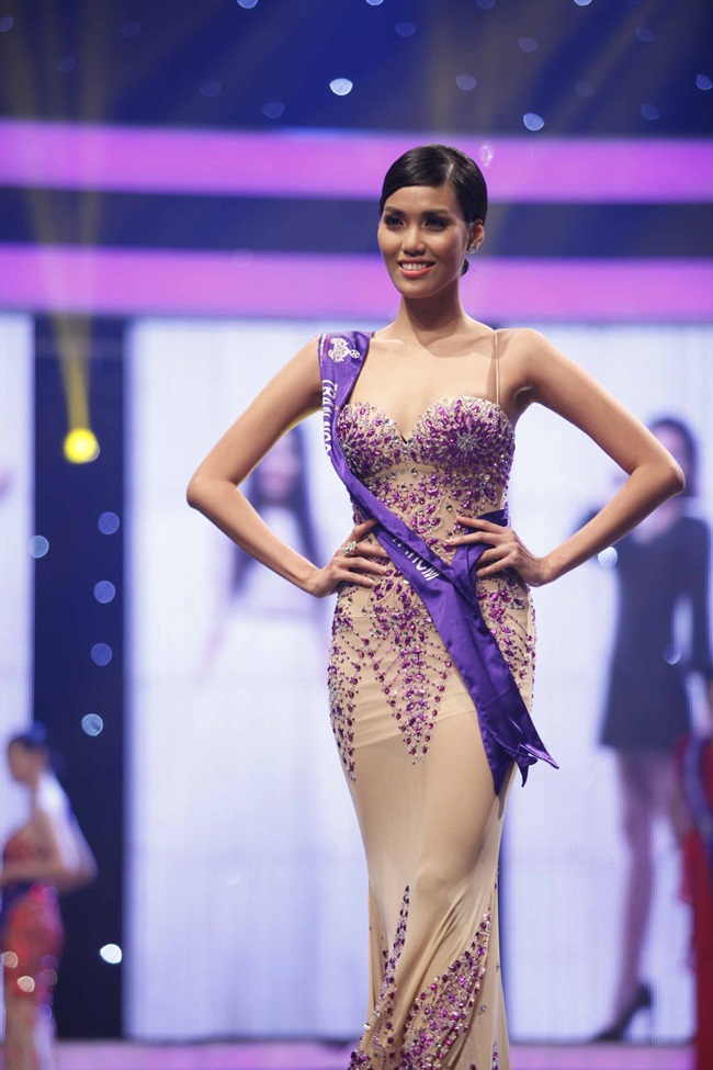 Phạm Hương tụt hạng tại Miss Universe, Lan Khuê hé lộ váy dạ hội.