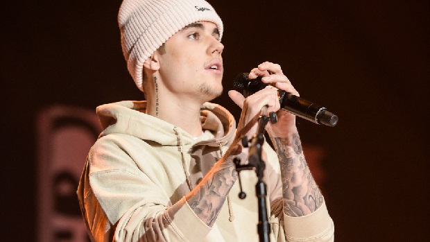 Justin Bieber chửi thề trên sân khấu vì…quên lời bài hát