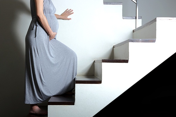 Mẹ bầu có nên đi cầu thang bộ?
