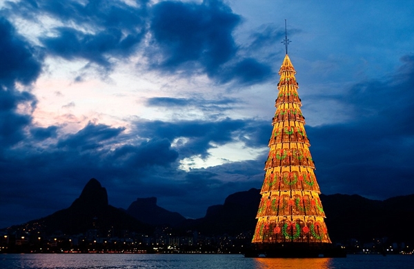 Ngước nhìn những cây thông Noel “đẹp khủng khiếp” trên thế giới