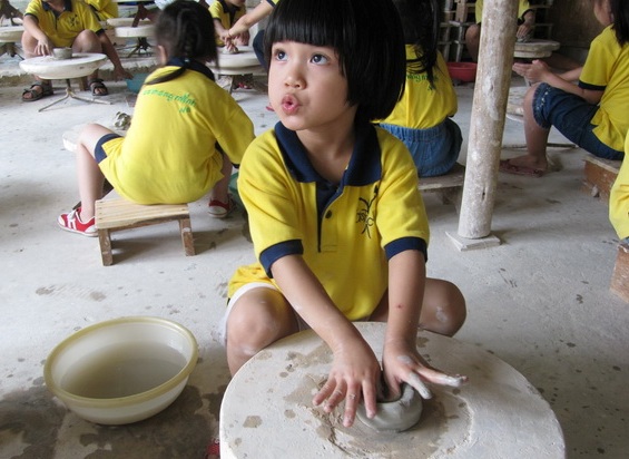 Một ngày cùng bé vui chơi tại làng gốm Bát Tràng