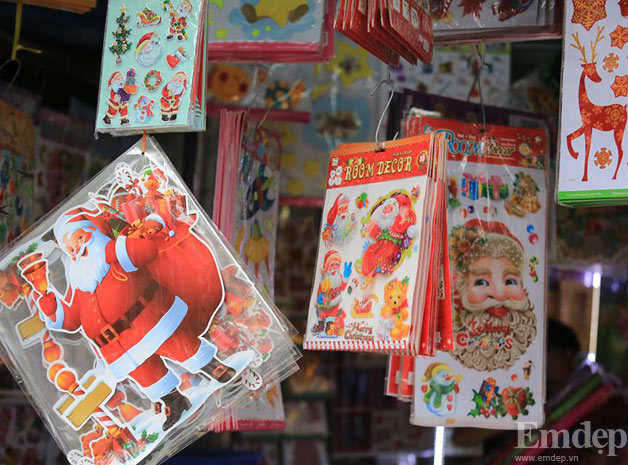 Miếng dán đồ chơi Trung Quốc bày bán tràn lan trước mùa Noel