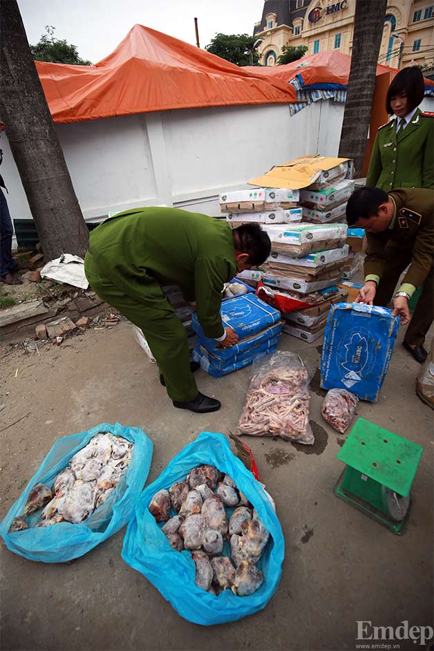 Hà Nội: Cận cảnh 1 tấn chân gà, tim lợn đang phân hủy mới bị phát hiện