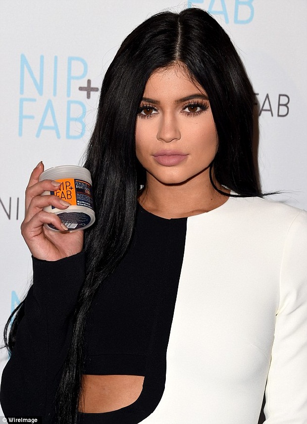 SỐC: Mặt Kylie Jenner “biến dạng” vì dao kéo - Kim Kardashian giảm 8kg sau khi sinh