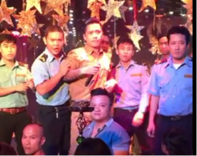 Vbiz – Plus: Phạm Hương tự make up, ăn mỳ gói – Tuấn Hưng tức giận vì bị ném lý lên sân khấu.