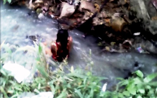 Tin hót MXH: Thiếu nữ chui xuống cống nước thải, lấy đá đập vào đầu