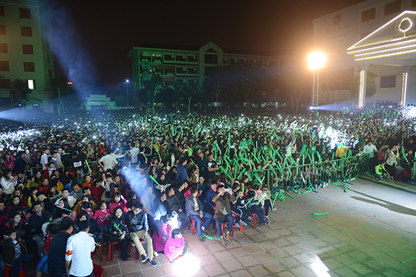 20.000 sinh viên Vinh “phát cuồng” vì Sơn Tùng M-TP