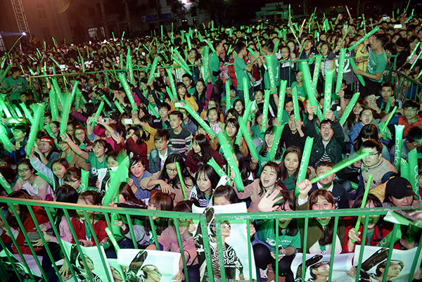20.000 sinh viên Vinh “phát cuồng” vì Sơn Tùng M-TP