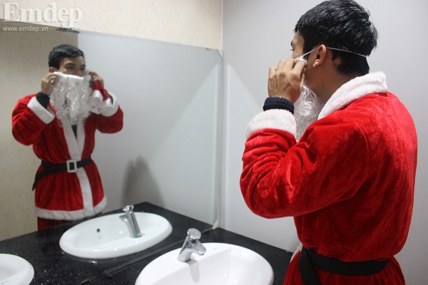 Ảnh: Ngày bận rộn của dịch vụ 'ông già Noel' chuyển quà ở Hà Nội