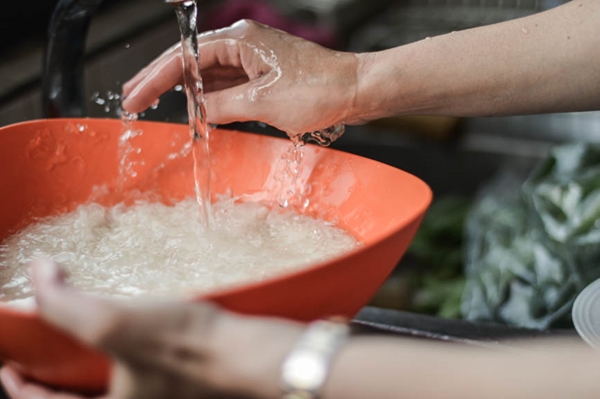 Rửa tay trước khi vào bếp là điều bắt buộc để bảo đảm vệ sinh.