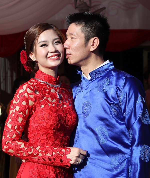 Á Hậu Diễm Trang đính hôn, Phạm Hương được fans quốc tế khen hành xử đẹp