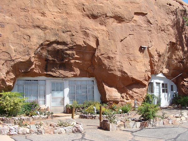 Bay đến Utah ghé thăm ngôi nhà trong đá độc đáo