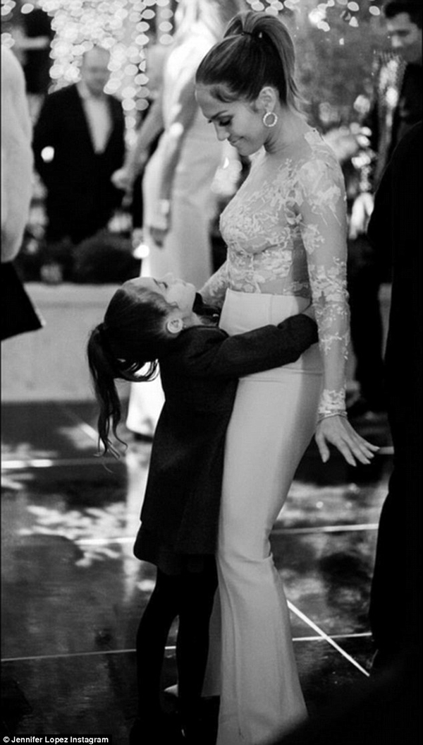 Jessica Taylor sinh con gái - Jennifer Lopez khiêu vũ cùng con