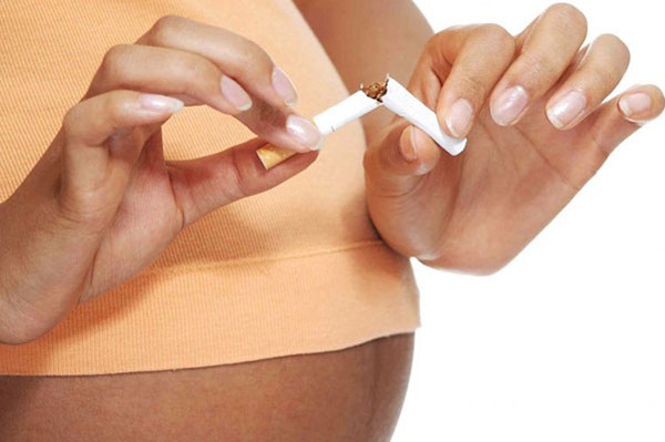Nguy cơ sinh non, thai chết lưu vì mẹ bầu hít phải khói thuốc