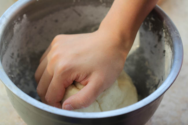 Cách làm bánh rán nhân trứng lá hẹ đơn giản mà tuyệt ngon