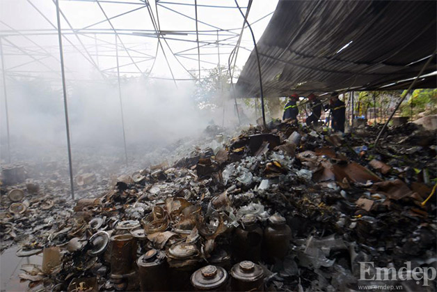 Hiện trường tan hoang sau vụ cháy kho hàng ở Hà Nội