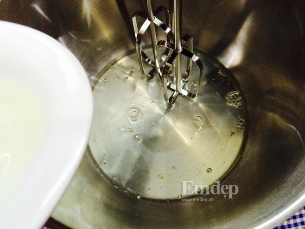2 Cách đánh lòng trắng trứng bông mềm bóng mịn bằng tay và bằng máy