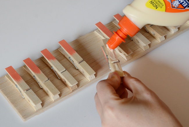 4 bước “dễ ợt” tự làm giá treo đồ với kẹp gỗ 