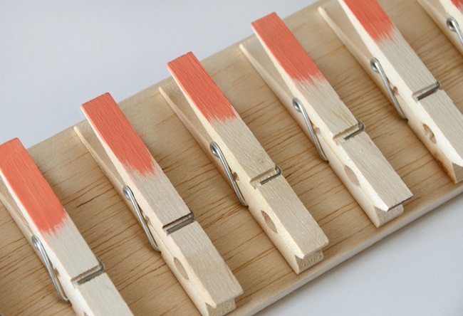 4 bước “dễ ợt” tự làm giá treo đồ với kẹp gỗ 