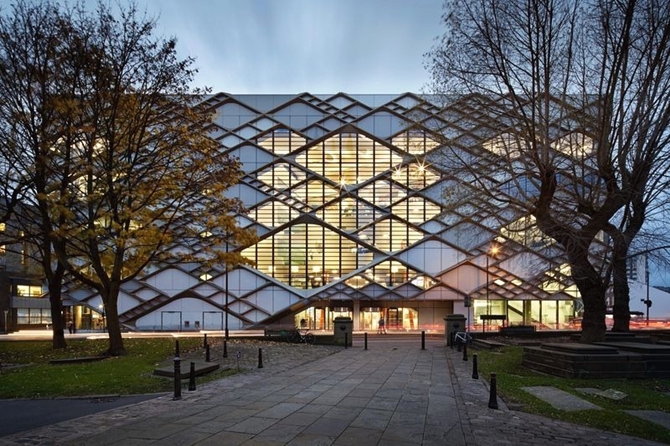 Ấn tượng với tòa nhà kim cương tại trường đại học nước Anh