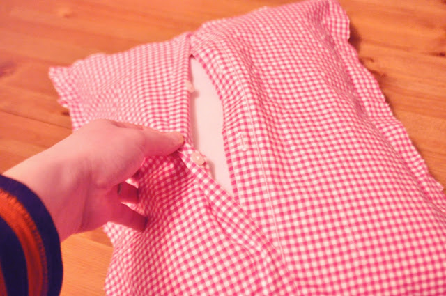 “Biến hóa” áo sơ mi cũ làm vỏ gối vô cùng đơn giản!